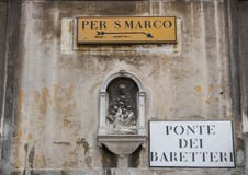 Panneaux routiers sur un mur à Venise photo libre de droits Panneaux routiers sur un mur à Venise photo libre de droits