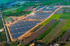 Panneaux solaires de ferme solaire photo libre de droits Panneaux solaires de ferme solaire photo libre de droits
