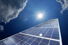 Panneaux solaires ou énergie de piles solaires pour le courant électrique en Asie Photo libre de droits Panneaux solaires ou énergie de piles solaires pour le courant électrique en Asie Photo libre de droits
