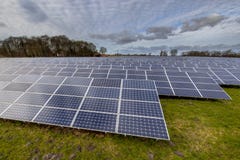 panneaux à énergie solaire dans le pré allemand photographie stock panneaux à énergie solaire dans le pré allemand photographie stock