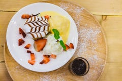 Pannekoeken met Aardbei en Vanilleroomijs met chocolade aan Royalty-vrije Stock Foto Pannekoeken met Aardbei en Vanilleroomijs met chocolade aan Royalty-vrije Stock Foto