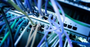 Pannello del server di rete con il cavo di Ethernet variopinto sui commutatori in un sistema scolastico immagine stock libera da diritti Pannello del server di rete con il cavo di Ethernet variopinto sui commutatori in un sistema scolastico immagine stock libera da diritti
