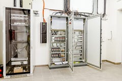 Pannello di controllo elettrico in contenitore di fusibile di distribuzione immagine stock Pannello di controllo elettrico in contenitore di fusibile di distribuzione immagine stock