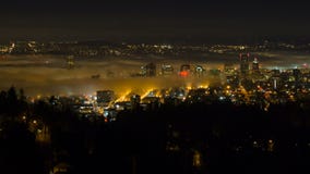 Panning de Film van Dikke Dichte Rolling Mist over de Stad Van de binnenstad van Portland Oregon met Behandelde Sneeuw zet Hood O stock video Panning de Film van Dikke Dichte Rolling Mist over de Stad Van de binnenstad van Portland Oregon met Behandelde Sneeuw zet Hood O stock video