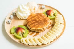 pannkaka med vaniljglass och frukt Royaltyfri Foto pannkaka med vaniljglass och frukt Royaltyfri Foto