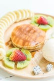 pannkaka med vaniljglass och frukt Arkivbilder pannkaka med vaniljglass och frukt Arkivbilder