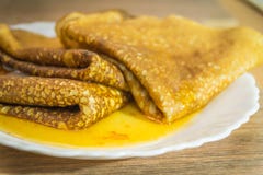 Pannkakor med driftstopp på tarelke maslenitsa pannkakavecka arkivbilder Pannkakor med driftstopp på tarelke maslenitsa pannkakavecka arkivbilder