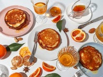 Pannkakor med frukt, honung, muttrar Begreppet av en b?sta sikt f?r l?cker frukost arkivfoton Pannkakor med frukt, honung, muttrar Begreppet av en b?sta sikt f?r l?cker frukost arkivfoton