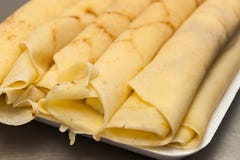 Pannkakor rullande med ost Royaltyfria Foton Pannkakor rullande med ost Royaltyfria Foton