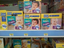 Pannolini del bambino sulla vendita immagine stock Pannolini del bambino sulla vendita immagine stock