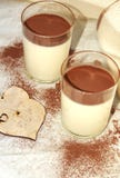 Panny cotta w dwa drewnianych sercach obrazy stock Panny cotta w dwa drewnianych sercach obrazy stock