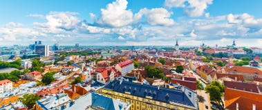 Panorama aereo di Tallinn, Estonia fotografie stock libere da diritti Panorama aereo di Tallinn, Estonia fotografie stock libere da diritti