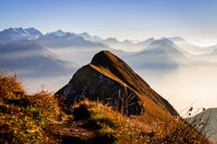 Panorama au-dessus des Alpes suisses Couples comme silhouette dans le premier plan images libres de droits Panorama au-dessus des Alpes suisses Couples comme silhouette dans le premier plan images libres de droits