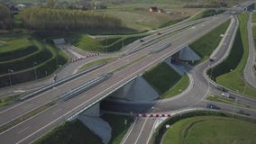 Panorama autostrada z ptaka oka widokiem Przewieziona arteria kraj Ruch pojazdy na autostradzie Landsca zbiory wideo Panorama autostrada z ptaka oka widokiem Przewieziona arteria kraj Ruch pojazdy na autostradzie Landsca zbiory wideo