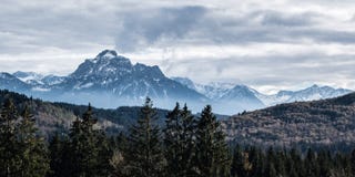 Panorama av de bayerska fjällängarna royaltyfri fotografi Panorama av de bayerska fjällängarna royaltyfri fotografi