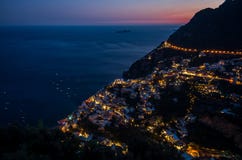 Panorama av den härliga kuststaden - Positano vid den Amalfi kusten i Italien under solnedgång, Positano, Italien arkivfoton Panorama av den härliga kuststaden - Positano vid den Amalfi kusten i Italien under solnedgång, Positano, Italien arkivfoton