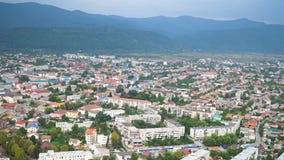 Panorama av Khust stadsbakgrund Sikten från fördärvar av gammal slott Landskap Zakarpattia Oblast Ukraina video 4K stock video Panorama av Khust stadsbakgrund Sikten från fördärvar av gammal slott Landskap Zakarpattia Oblast Ukraina video 4K stock video