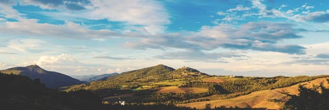 Panorama av tuscany i varmt aftonljus royaltyfri bild Panorama av tuscany i varmt aftonljus royaltyfri bild