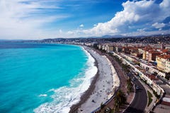panorama Azurt hav, v?gor, engelsk promenad och vila f?r folk Vila och avkoppling vid havet arkivfoto panorama Azurt hav, v?gor, engelsk promenad och vila f?r folk Vila och avkoppling vid havet arkivfoto