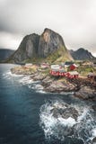 Panorama berühmten Touristenattraktion Hamnoy-Fischerdorfes auf Lofoten-Inseln nahe Reine, Norwegen mit roten rorbu Häusern lizenzfreies stockfoto Panorama berühmten Touristenattraktion Hamnoy-Fischerdorfes auf Lofoten-Inseln nahe Reine, Norwegen mit roten rorbu Häusern lizenzfreies stockfoto