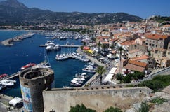 Panorama bij de stad van Calvi op het eiland van Corsica in Frankrijk stock fotografie Panorama bij de stad van Calvi op het eiland van Corsica in Frankrijk stock fotografie