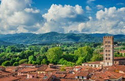 Panorama central historique de Lucques avec des nuages et des montagnes Images stock Panorama central historique de Lucques avec des nuages et des montagnes Images stock