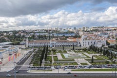 Panorama com o monastério de Jeronimos no distrito de Belém de Lisboa foto de stock Panorama com o monastério de Jeronimos no distrito de Belém de Lisboa foto de stock