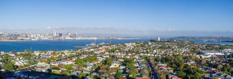 Panorama da antena da skyline da cidade de Auckland imagem de stock royalty free Panorama da antena da skyline da cidade de Auckland imagem de stock royalty free