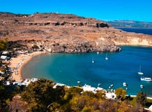 panorama da baía de Lindos da acrópole os iate são arround de cruzamento foto de stock panorama da baía de Lindos da acrópole os iate são arround de cruzamento foto de stock
