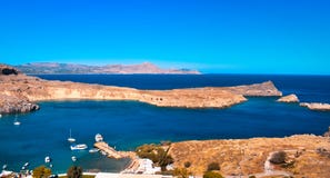 panorama da baía de Lindos da acrópole os iate são arround de cruzamento fotos de stock royalty free panorama da baía de Lindos da acrópole os iate são arround de cruzamento fotos de stock royalty free
