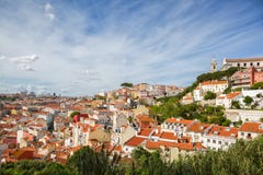 Panorama da cidade velha em Lisboa no dia de mola ensolarado, Portugal Na igreja do ` de Igreja e Convento a Dinamarca Graca do ` foto de stock Panorama da cidade velha em Lisboa no dia de mola ensolarado, Portugal Na igreja do ` de Igreja e Convento a Dinamarca Graca do ` foto de stock