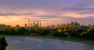 Panorama da noite de Moscou com por do sol bonito Foto de Stock Panorama da noite de Moscou com por do sol bonito Foto de Stock