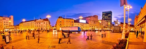 Panorama da noite do quadrado central de Zagreb Fotos de Stock Panorama da noite do quadrado central de Zagreb Fotos de Stock