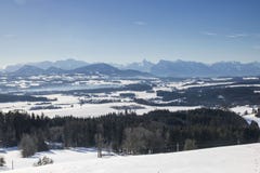 Panorama da paisagem da cordilheira da neve imagem de stock Panorama da paisagem da cordilheira da neve imagem de stock