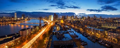 Panorama da skyline de Rotterdam imagens de stock Panorama da skyline de Rotterdam imagens de stock