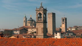 Panorama de Bergamo velho, Itália Bergamo, igualmente chamado dei Mille de La Citt, ` a cidade dos mil `, é uma cidade dentro filme Panorama de Bergamo velho, Itália Bergamo, igualmente chamado dei Mille de La Citt, ` a cidade dos mil `, é uma cidade dentro filme