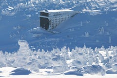 Panorama de furos da neve com Labska Bouda, paisagem nevado bonita do inverno das montanhas gigantes do dul de Labsky, vale de El imagem de stock royalty free Panorama de furos da neve com Labska Bouda, paisagem nevado bonita do inverno das montanhas gigantes do dul de Labsky, vale de El imagem de stock royalty free