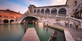 Panorama de Grand Canal et de pont de Rialto pendant le matin, Venise Photo libre de droits Panorama de Grand Canal et de pont de Rialto pendant le matin, Venise Photo libre de droits