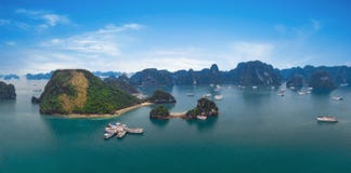 Panorama de la bahía Vietnam de Halong Vista panorámica de la ha de largo foto de archivo libre de regalías Panorama de la bahía Vietnam de Halong Vista panorámica de la ha de largo foto de archivo libre de regalías