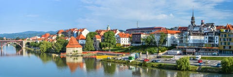 Panorama de la ciudad de Maribor, Eslovenia Río, edificios y montañas de Drava de Maribor Fotos de archivo Panorama de la ciudad de Maribor, Eslovenia Río, edificios y montañas de Drava de Maribor Fotos de archivo