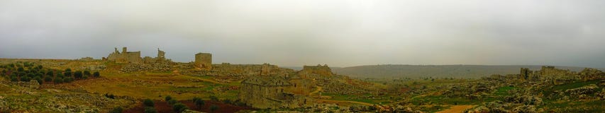 Panorama de la ciudad muerta abandonada arruinada Serjilla, Siria foto de archivo libre de regalías Panorama de la ciudad muerta abandonada arruinada Serjilla, Siria foto de archivo libre de regalías
