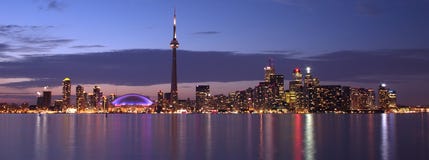 Panorama de la línea de costa de Toronto foto de archivo libre de regalías Panorama de la línea de costa de Toronto foto de archivo libre de regalías