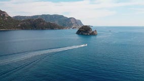 Panorama de la orilla al océano desde arriba Vista aérea del barco Playa asombrosa con turquesa y el mar transparente esmeralda almacen de video Panorama de la orilla al océano desde arriba Vista aérea del barco Playa asombrosa con turquesa y el mar transparente esmeralda almacen de video