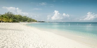 Panorama de la playa de siete millas en la isla de Gran Caimán Foto de archivo Panorama de la playa de siete millas en la isla de Gran Caimán Foto de archivo