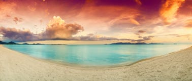 Panorama de la playa tropical antes imágenes de archivo libres de regalías Panorama de la playa tropical antes imágenes de archivo libres de regalías