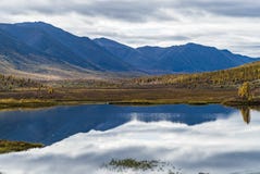 Panorama de lac sauvage de forêt dans la saison d'automne, Russie image stock Panorama de lac sauvage de forêt dans la saison d'automne, Russie image stock