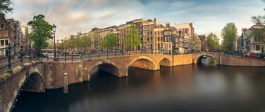 Panorama De Los Canales Hermosos De Amsterdam Con El Puente, Holanda