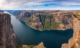 Panorama de Lysefjord de montagne Forsand Rogaland Norvège Scandinavie de Kjerag photo libre de droits Panorama de Lysefjord de montagne Forsand Rogaland Norvège Scandinavie de Kjerag photo libre de droits