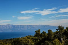 Panorama de mer avec les montagnes bleues Photos libres de droits Panorama de mer avec les montagnes bleues Photos libres de droits