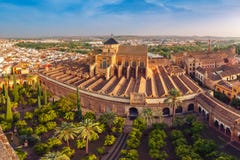 Panorama de Mezquita em Córdova, Espanha imagens de stock royalty free Panorama de Mezquita em Córdova, Espanha imagens de stock royalty free